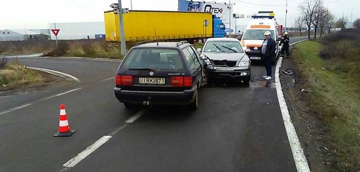 Neatenţia costă! Impact frontal între două autoturisme în vestul ţării Neatenţia costă! Impact frontal între două autoturisme în vestul ţării