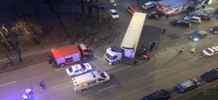 [VIDEO] Sfârşit tragic pentru o femeie care a fost călcată de un tir în vestul ţării