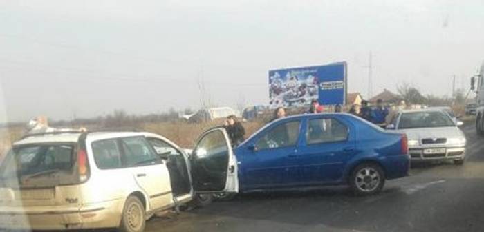 Accident soldat cu 3 răniți în vestul țării : o mașină a fost izbită de un tir Accident soldat cu 3 răniți în vestul țării : o mașină a fost izbită de un tir