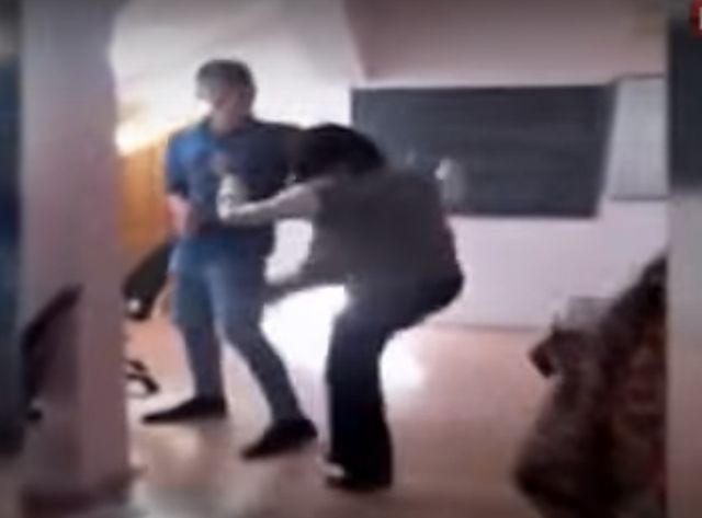 O profesoară a fost bătută cu o ţeavă de un elev de 12 ani O profesoară a fost bătută cu o ţeavă de un elev de 12 ani