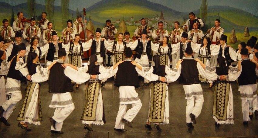 Program special de sărbători pentru dedicații muzicale în emisiunea Cântec Mândru Popular Program special de sărbători pentru dedicații muzicale în emisiunea Cântec Mândru Popular