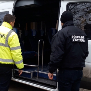 Zeci de migranţi, prinşi la graniţa de vest a României Zeci de migranţi, prinşi la graniţa de vest a României