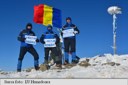 De 1 Decembrie, Drapelul României a fost arborat din nou la peste 2.500 metri De 1 Decembrie, Drapelul României a fost arborat din nou la peste 2.500 metri