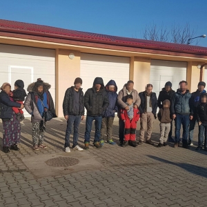 Călătorie întreruptă pentru 17 cetăţeni sirieni la frontiera de vest, după au intrat ilegal în România peste fâşia verde Călătorie întreruptă pentru 17 cetăţeni sirieni la frontiera de vest, după au intrat ilegal în România peste fâşia verde