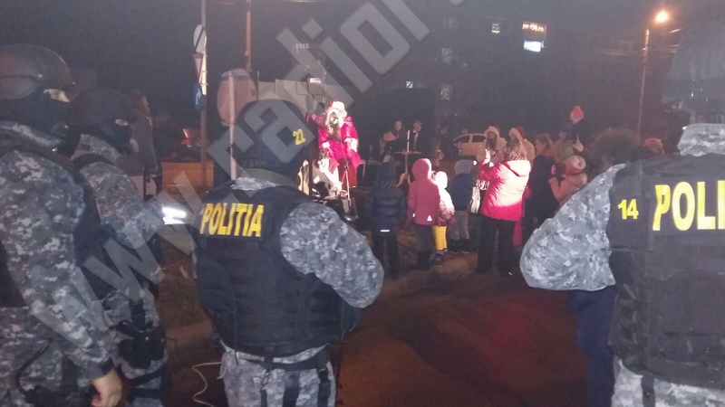 [FOTO] Zi grea pentru Moș Crăciun! A fost nevoit să treacă și pe la Poliție