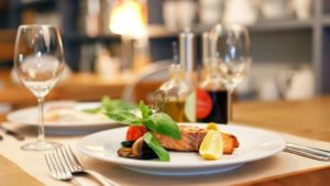 Românii ies mai rar la restaurant în 2025. Cheltuielile au scăzut cu peste 8% în primele patru luni