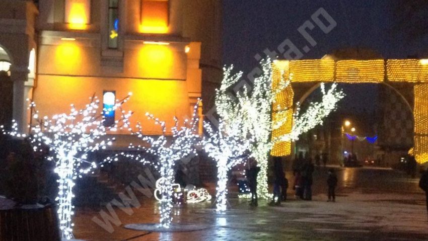 S-au aprins luminile de Crăciun la Timişoara, Lugoj şi Caransebeş. Atmosferă de poveste, de Ziua României S-au aprins luminile de Crăciun la Timişoara, Lugoj şi Caransebeş. Atmosferă de poveste, de Ziua României