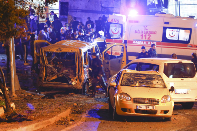 Explozie puternică în centrul oraşului turc Istanbul, în apropierea stadionului Beşiktaş Explozie puternică în centrul oraşului turc Istanbul, în apropierea stadionului Beşiktaş