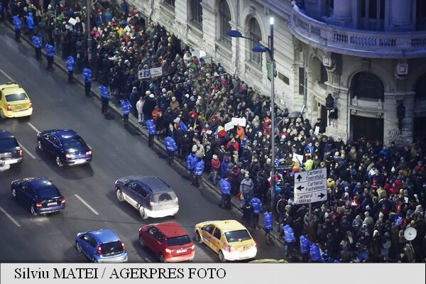 Zeci de mii de persoane s-au adunat în Piaţa Universităţii din Capitală. Proteste şi în ţară Zeci de mii de persoane s-au adunat în Piaţa Universităţii din Capitală. Proteste şi în ţară