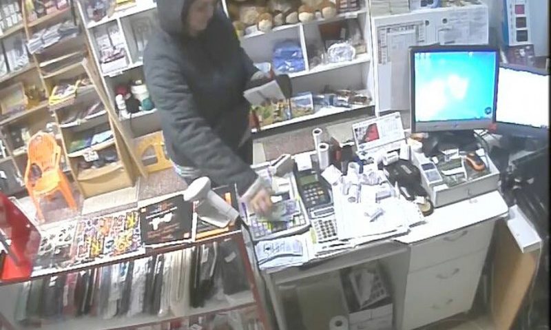 Învăţate de mici să fure. Două tinere au dat atacul la un magazin din Caraş-Severin Învăţate de mici să fure. Două tinere au dat atacul la un magazin din Caraş-Severin