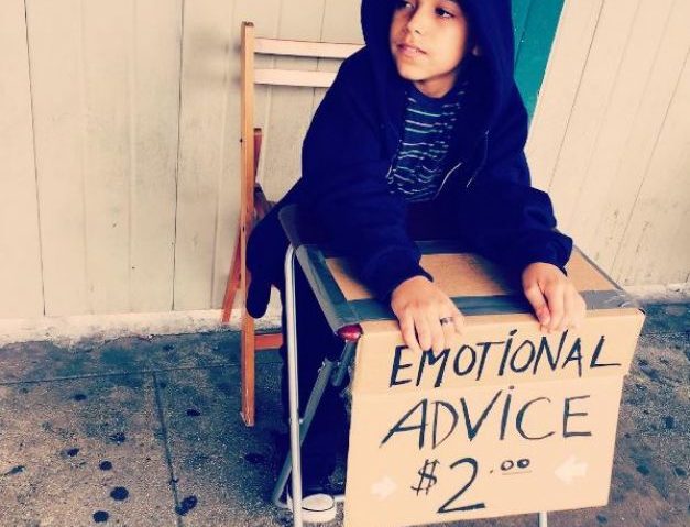 Un puşti oferă contra cost consiliere emoţională trecătorilor Un puşti oferă contra cost consiliere emoţională trecătorilor