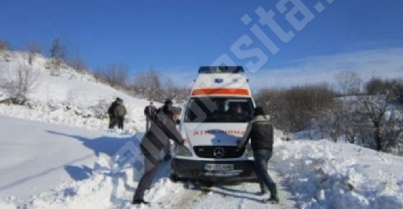 Ambulanţă în misiune, blocată în nămeţi Ambulanţă în misiune, blocată în nămeţi