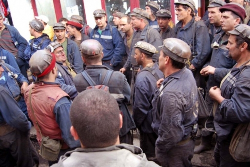 Trei lideri sindicali din Valea Jiului au intrat în greva foamei. Sute de mineri protestează la Lupeni Trei lideri sindicali din Valea Jiului au intrat în greva foamei. Sute de mineri protestează la Lupeni