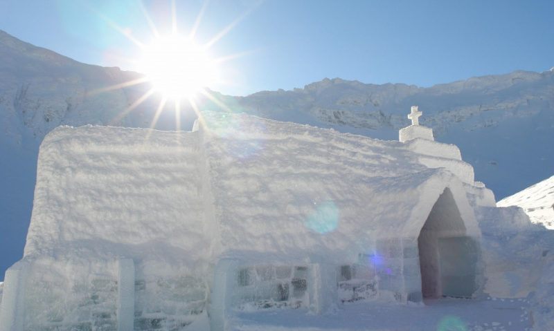 Biserica de gheaţă de la Bâlea Lac, unică în Europa de Sud-Est a fost sfinţită de 12 preoţi Biserica de gheaţă de la Bâlea Lac, unică în Europa de Sud-Est a fost sfinţită de 12 preoţi