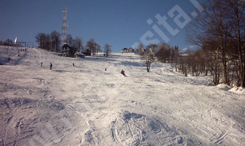 Weekend cu soare şi zăpadă la munte: Se schiază în condiţii foarte bune pe pârtiile din Vest Weekend cu soare şi zăpadă la munte: Se schiază în condiţii foarte bune pe pârtiile din Vest