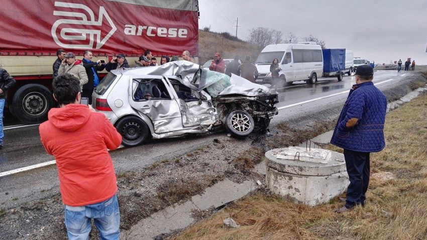 Accident cu victime în Caraş-Severin: O femeie a intrat cu maşina sub TIR Accident cu victime în Caraş-Severin: O femeie a intrat cu maşina sub TIR