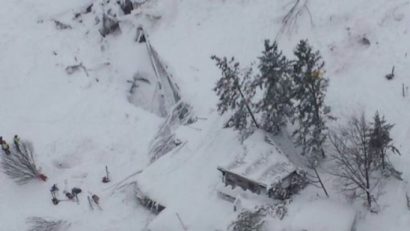 Se continuă căutarea eventualilor supravieţuitori în hotelul afectat de avalanşă