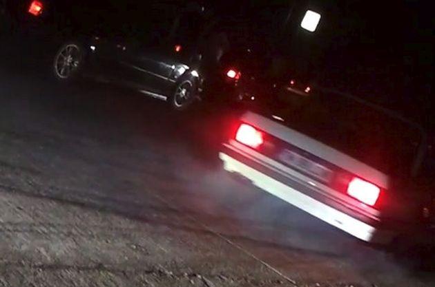 Un tânăr care făcea drifturi pe o stradă din vestul ţării a fost „potolit” de poliţiştii locali Un tânăr care făcea drifturi pe o stradă din vestul ţării a fost „potolit” de poliţiştii locali