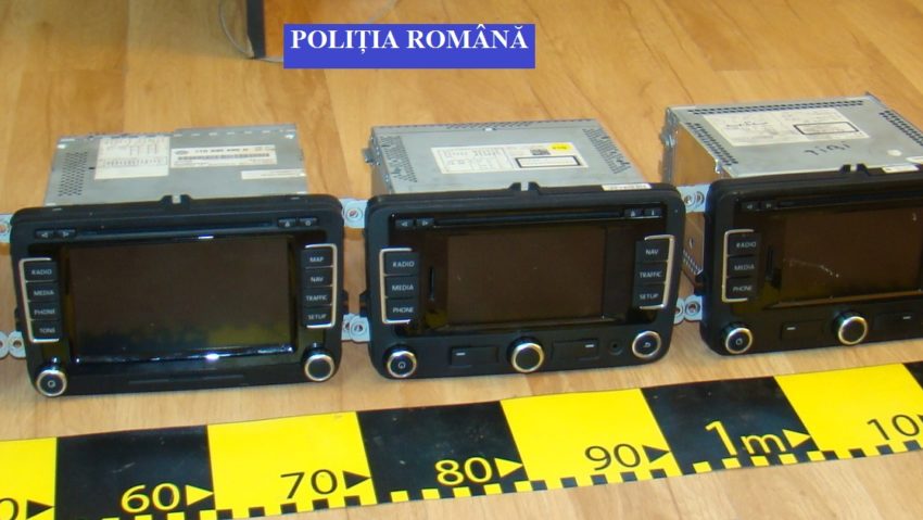 Tineri reţinuţi după ce au comis mai multe furturi din maşini, pe raza municipiului Timişoara Tineri reţinuţi după ce au comis mai multe furturi din maşini, pe raza municipiului Timişoara