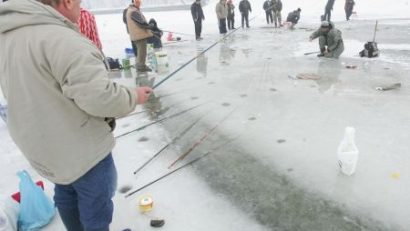 Aviz pescarilor: Deplasarea pe lacurile îngheţate este periculoasă zilele acestea
