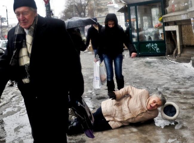 Au alunecat pe gheaţă şi au ajuns la spital. Gerul de afară poate dăuna grav sănătăţii! Au alunecat pe gheaţă şi au ajuns la spital. Gerul de afară poate dăuna grav sănătăţii!