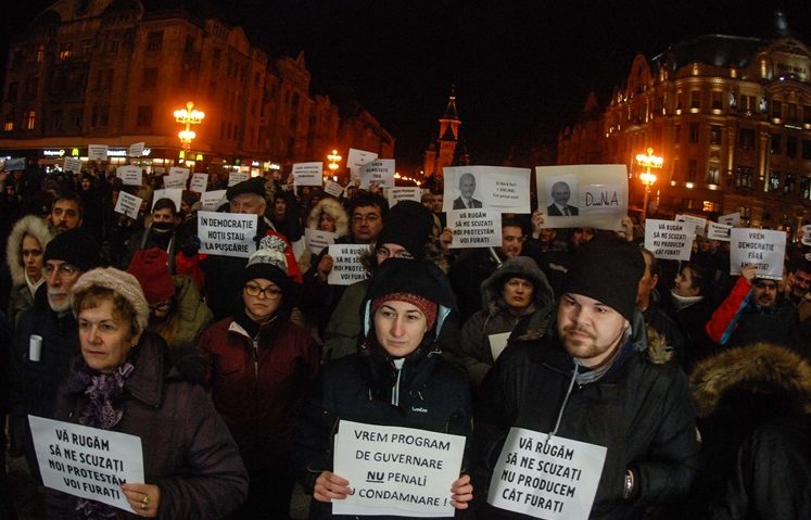 Timişorenii au ieşit, din nou, în stradă. Marş de protest faţă de ordonanţele amnistiei şi graţierii Timişorenii au ieşit, din nou, în stradă. Marş de protest faţă de ordonanţele amnistiei şi graţierii