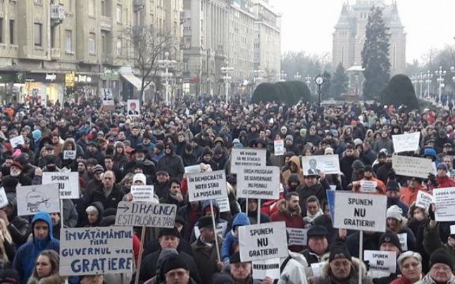 Timişorenii au ieşit din nou în stradă. Protest în Piaţa Victoriei faţă de amnistie şi graţiere Timişorenii au ieşit din nou în stradă. Protest în Piaţa Victoriei faţă de amnistie şi graţiere