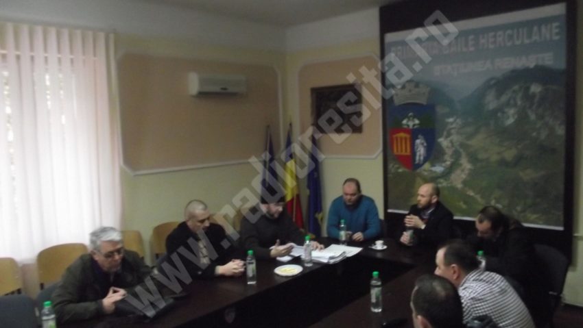 Terenul de fotbal din staţiunea Băile Herculane, o cauză pierdută Terenul de fotbal din staţiunea Băile Herculane, o cauză pierdută