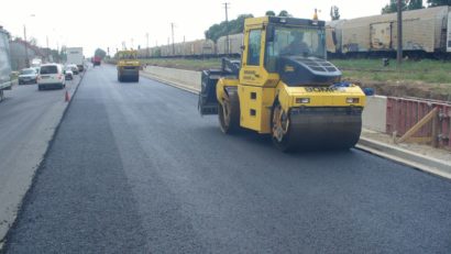 Se lucrează intens pentru repararea drumurilor din vestul ţării!