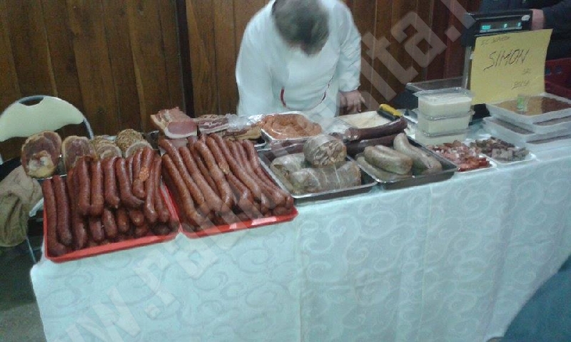 [FOTO] Cei mai buni cârnaţi preparaţi după reţete tradiţionale, degustaţi în premieră la Bocşa