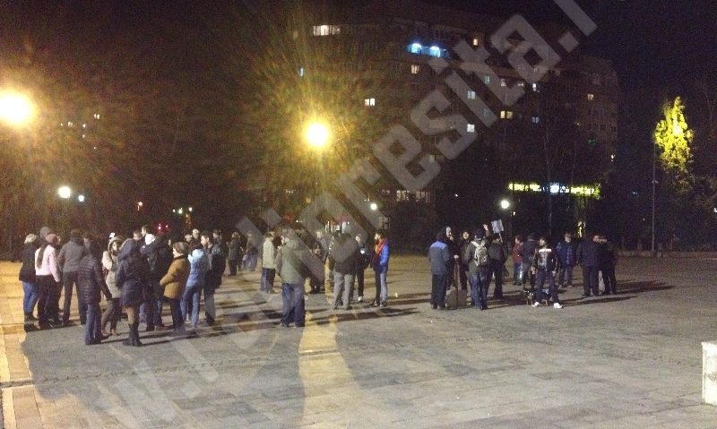 [FOTO] O nouă seară de proteste: La Reşiţa peste 100 de persoane s-au alăturat din spirit civic, ţării