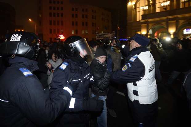 Jandarmeria, jos pălăria! Cinste lor, jandarmilor! Jandarmeria, jos pălăria! Cinste lor, jandarmilor!