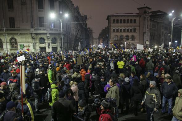 Protestele continuă în Capitală şi în ţară. La Guvern sunt 5.000 de oameni Protestele continuă în Capitală şi în ţară. La Guvern sunt 5.000 de oameni