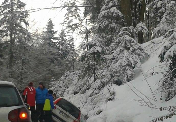 Accident între Reșița și Văliug. O mașină s-a răsturnat din cauza zăpezii Accident între Reșița și Văliug. O mașină s-a răsturnat din cauza zăpezii