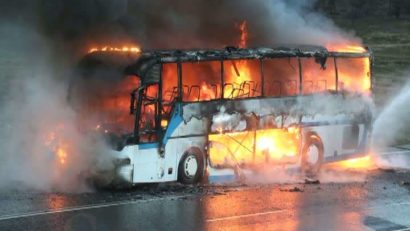 19 morţi în coliziunea dintre un autobuz şi un camion cisternă
