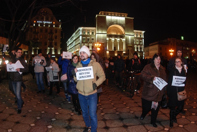 Adoptarea legii graţierii a scos oamenii în stradă. Ei cer demisia Guvernului Grindeanu Adoptarea legii graţierii a scos oamenii în stradă. Ei cer demisia Guvernului Grindeanu