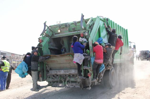 Cu gunoiul la plimbare prin ţară. Deşeurile menajere din Caraș-Severin, transportate la sute de kilometri în Bihor, Vâlcea şi Hunedoara Cu gunoiul la plimbare prin ţară. Deşeurile menajere din Caraș-Severin, transportate la sute de kilometri în Bihor, Vâlcea şi Hunedoara