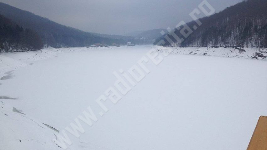 Alertă! Ploaia şi temperaturile pozitive dezgheaţă lacurile şi topesc zăpada Alertă! Ploaia şi temperaturile pozitive dezgheaţă lacurile şi topesc zăpada