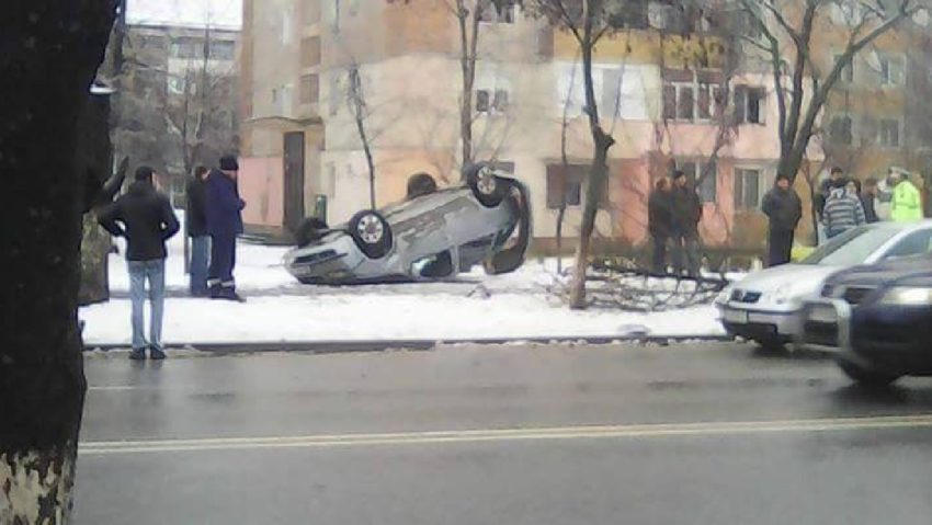 Accident spectaculos în mijlocul unui oraş din vestul ţării Accident spectaculos în mijlocul unui oraş din vestul ţării