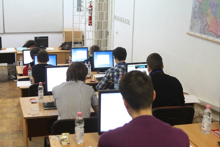 Informatica devine materie obligatorie pentru elevii de gimnaziu începând de anul viitor. Dar cine îi învață?