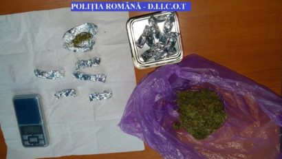 Droguri la colţ de stradă în Reşiţa. Mai mulţi tineri care se ocupau cu vânzarea au fost reţinuţi