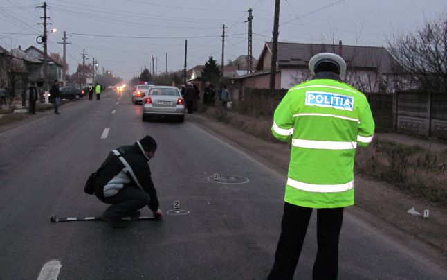 Accident pe drumul dintre Reşiţa şi Oraviţa: O maşină a intrat într-un grup de persoane Accident pe drumul dintre Reşiţa şi Oraviţa: O maşină a intrat într-un grup de persoane
