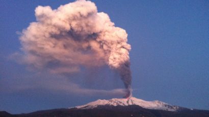 Vulcanul Etna a erupt violent. Cel puţin zece răniţi