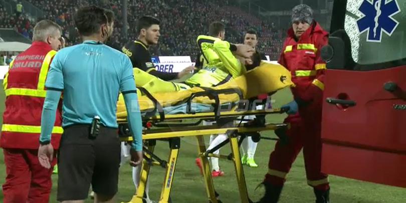 Momente de groază la Cluj. Lung, luat de urgență cu ambulanța de pe teren