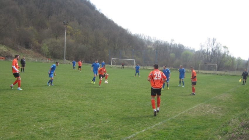 Două formații domină Liga a IV-a Caraș-Severin la fotbal Două formații domină Liga a IV-a Caraș-Severin la fotbal