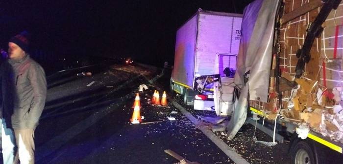 [VIDEO] Moarte tragică în vestul ţării. A oprit să ajute un prieten şi a fost călcat de un TIR