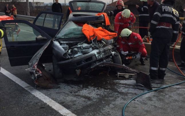 [FOTO] Grav accident de circulaţie pe DN6. Două persoane au murit, iar alte cinci au fost rănite