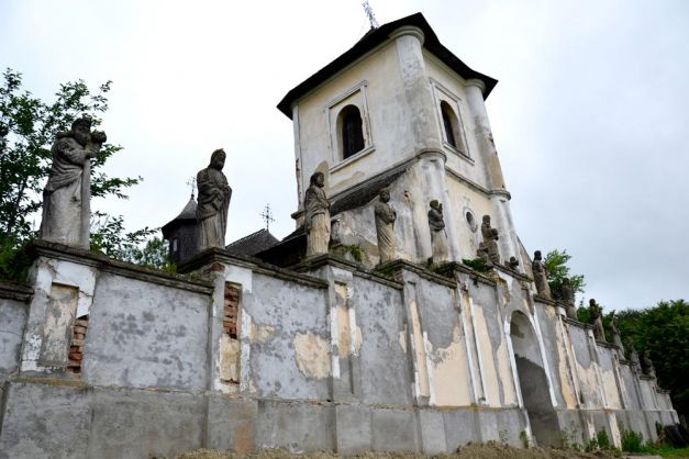 Povestea bisericii româneşti unice în lume: jumătate ortodoxă, jumătate catolică