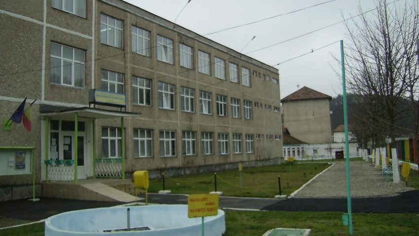 Căminul Colegiului Tehnic Cărășan din Reșița are acoperiș nou Căminul Colegiului Tehnic Cărășan din Reșița are acoperiș nou