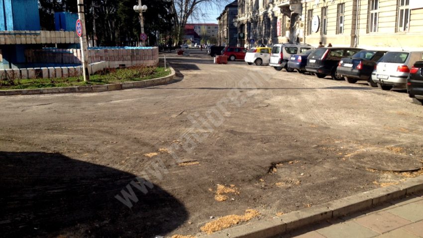 Lucrările din centrul municipiului Caransebeş, blocate de „staţia de asfalt” Lucrările din centrul municipiului Caransebeş, blocate de „staţia de asfalt”